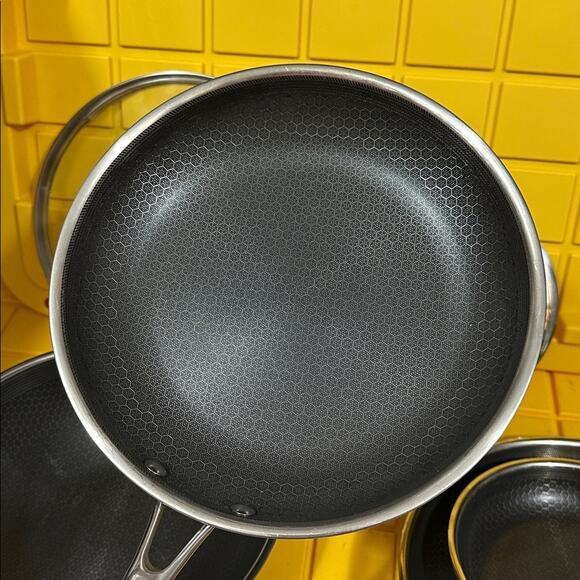 HEXCLAD 6 Piece Nonstick Stainless Steel Frying Pan Set 8”, 10” 12” and Wok $600 - Picture 6 of 11
